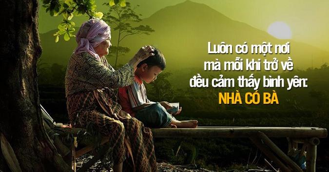 bà và cháu ngồi dưới cây thân gỗ trong nhà