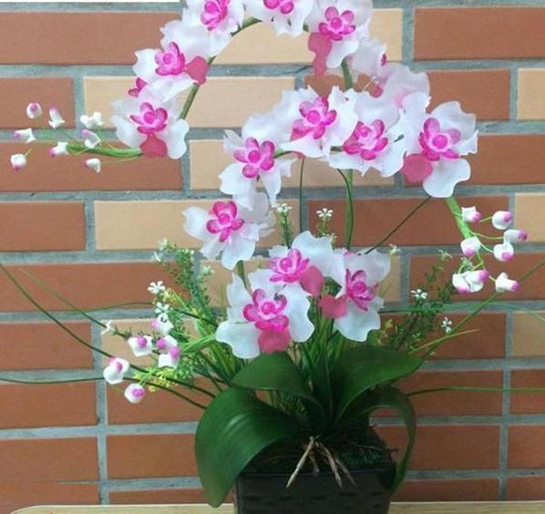 Chậu hoa lan hồ điệp bằng đá pha lê đẹp và sang trọng