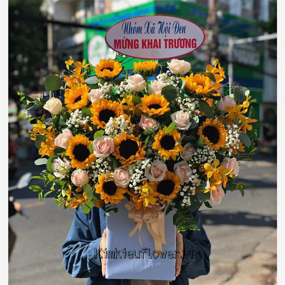 giỏ hoa hướng dương thể hiện sự tôn trọng, thành kính