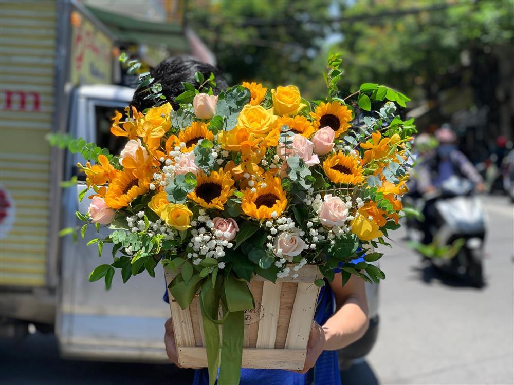 hoa hướng dương thể hiện tình cảm của học trò luôn hướng đến thầy cô giáo