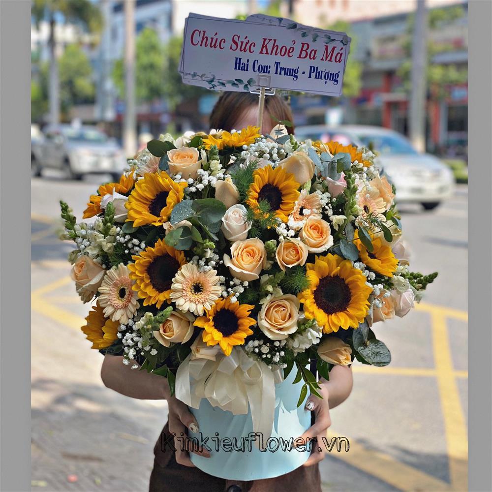 lẵng hoa với tone vàng rực rỡ có chút cổ điển